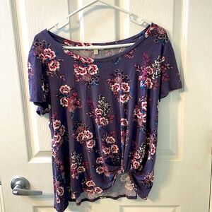 Casual size large blouse with cute front twist